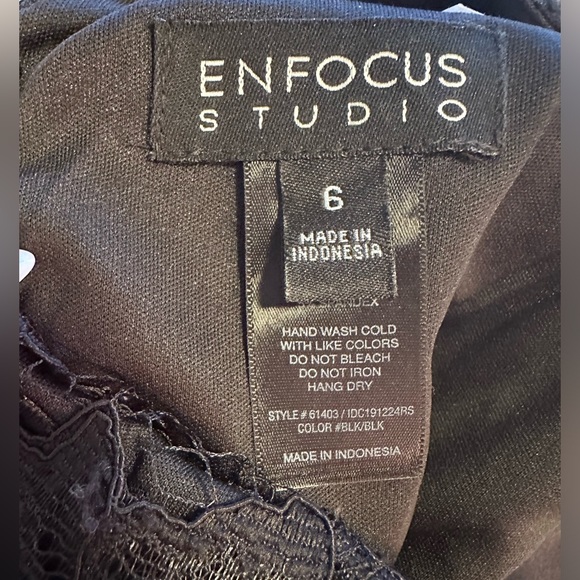 Black lace dress with peekaboo sides - Picture 11 of 11